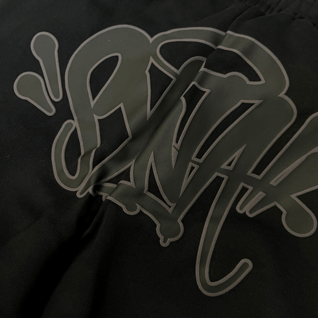 SYNAWORLD ‘SYNA’ LOGO TRACKSUIT - BLACKOUT